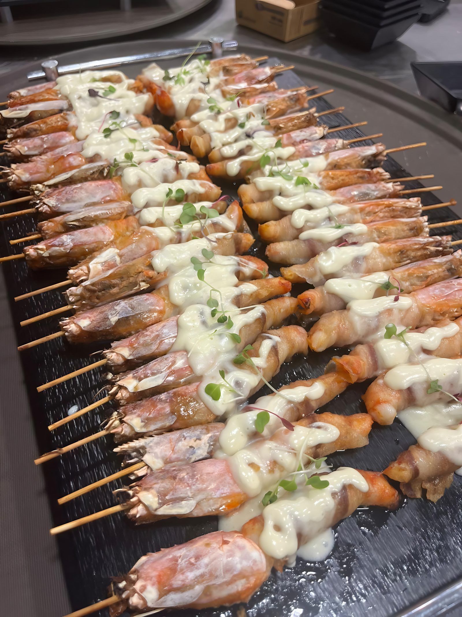 Brochetas de langostino con salsa