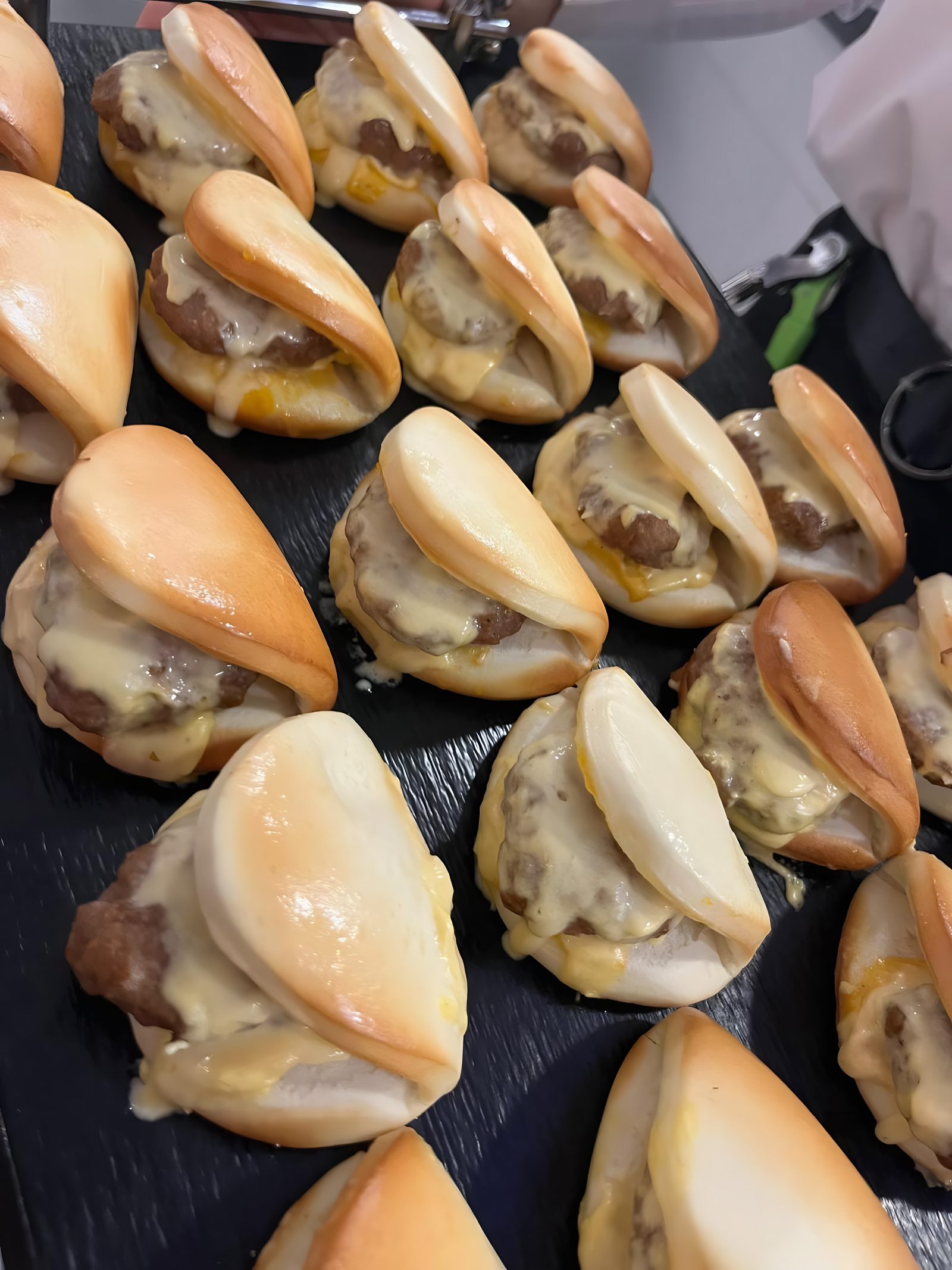 Mini hamburguesas con queso