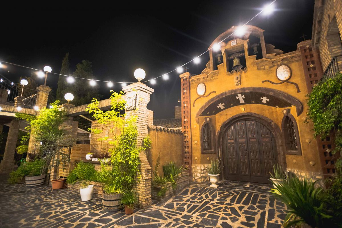 Fachada de Torreluna de noche