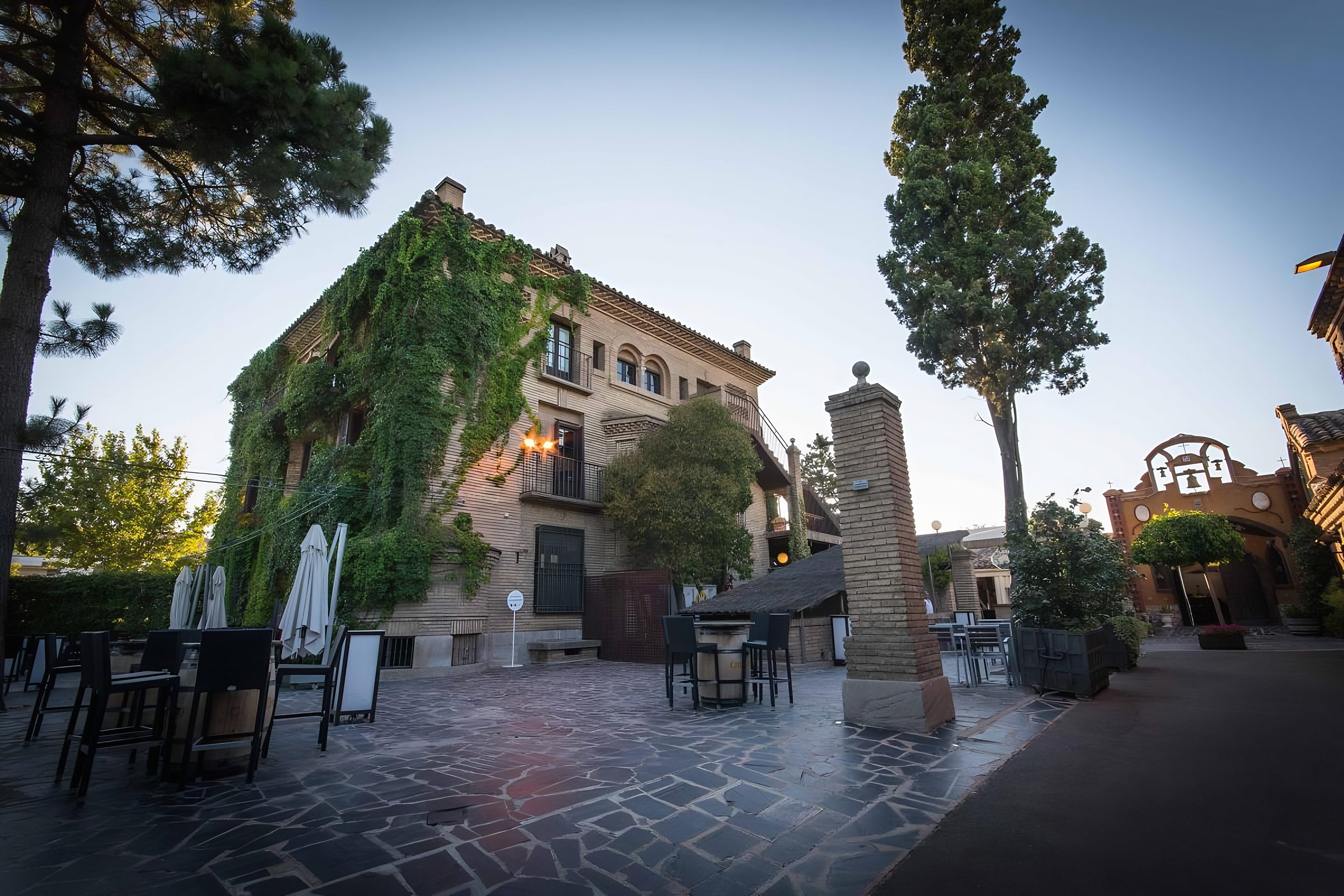 Terraza y palacio de Torreluna al atardecer